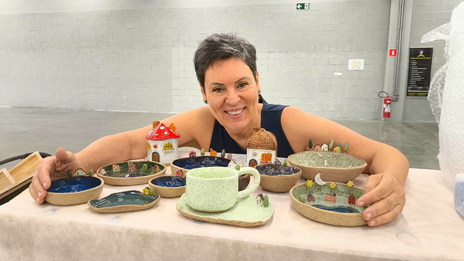 Maisa Cury com suas peças de cerâmica